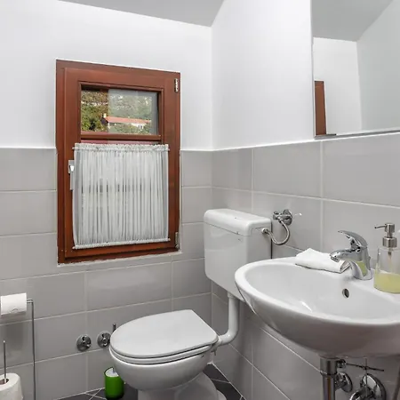 Cozy In With Kitchen Appartamento Bribir (Primorje-Gorski Kotar)